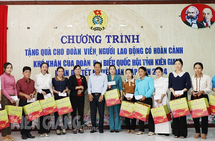 >Tặng quà tết cho đoàn viên, người lao động huyện U Minh Thượng
